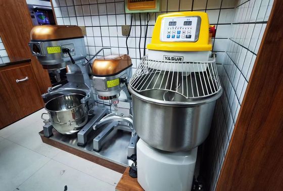 Mikser do ciasta spiralnego o dużej wytrzymałości 4,5 kW Dwubiegowy mieszalnik do ciasta ze stali nierdzewnej 50 kg z siatką miski