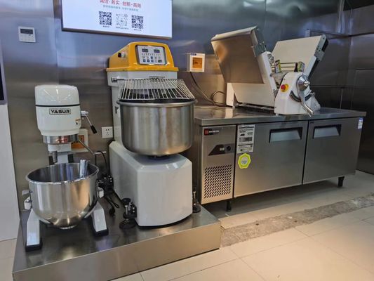 Blatowa maszyna do ciasta z podwójną prędkością Maszyna do laminowania ciasta z możliwością zmiany 0,55 kW Silnik Prosta obsługa